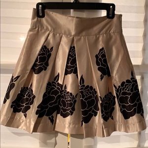 Off white and black pleated skirt M